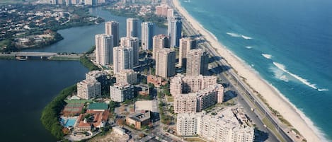 Entre o Mar e a lagoa, venha para o mais atraente condomínio da Barra da Tijuca 