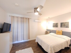 Queen bed Smart TV lots of space. 