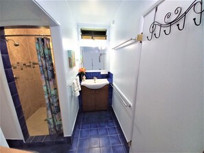 Bathroom located between the 2 bedrooms.