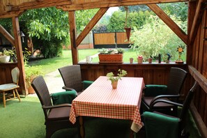 Terrasse Essbereich 
Blick in den Garten