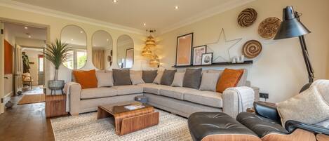 Castle House, Wells-next-the-Sea: Stylish sitting room with comfy seating for six