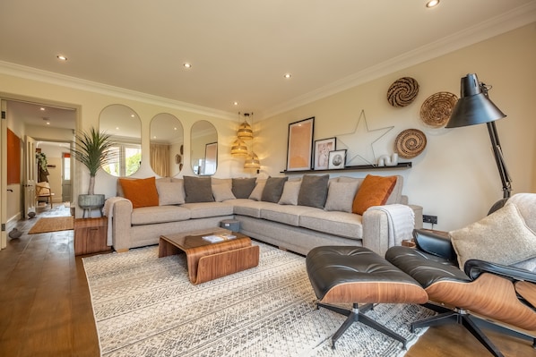 Castle House, Wells-next-the-Sea: Stylish sitting room with comfy seating for six