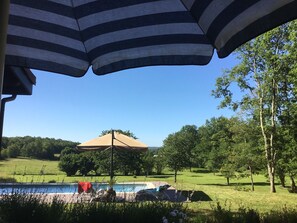 piscine privée avec terrasse et bains de soleil