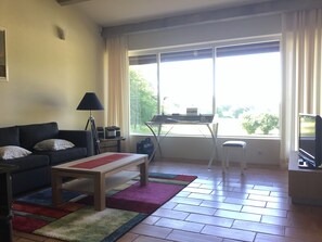 le salon, avec de larges baies vitrées: TV, dvd, Wifi, HiFi