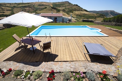 Villa con piscina privada grande en el campo