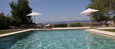 the pool with view on the lavender fields and the Mont Ventoux