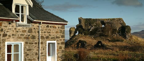 Castle Cottage with Aros Castle in the background