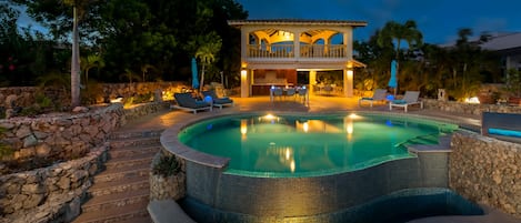 Poolhouse by night
