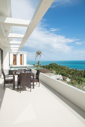 2 bedroom sea view apartment with pool