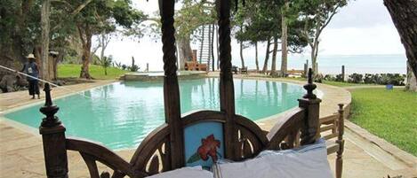 Swimming pool bed side facing the ocean