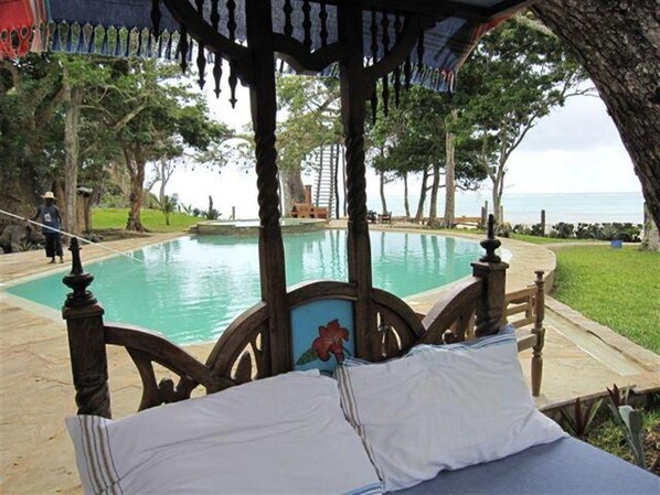 Swimming pool bed side facing the ocean