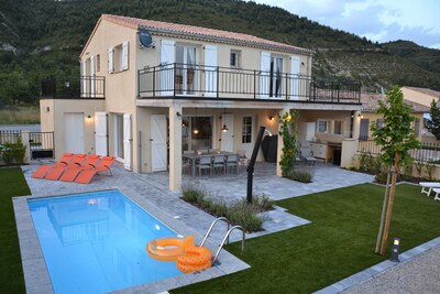 Neu erbautes Ferienhaus für 8 Personen mit privatem Pool in Castellane, Südfrankreich