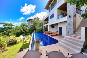 Seven Swifts: Pool / Beach Access