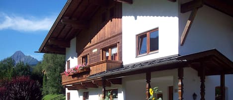 unser Haus im Sommer