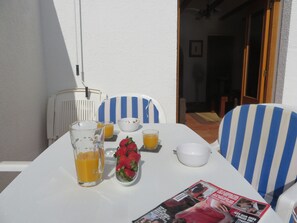 Relaxed outside dining on the terrace