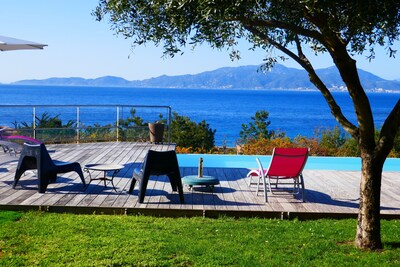 A 300 m de la playa, magnífica villa con piscina y vistas al mar.