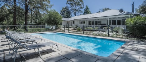 In-ground fenced pool with sun lounges (pool is covered from May to mid-Sep)