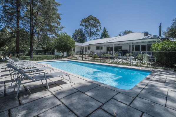 In-ground fenced pool with sun lounges (pool is covered from May to mid-Sep)