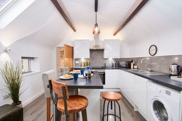 Beautiful kitchen/diner and lounge space with fully-equipped kitchen and washing facilities