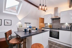 Beautiful kitchen/diner and lounge space with fully-equipped kitchen and washing facilities