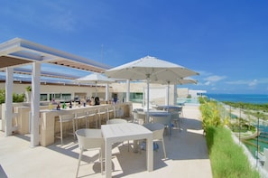 The best rooftop area in Puerto Cancun.
• Staffed bar 
• lots of seating
• WIFI