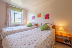 Honeypot Cottage, Falkenham: Second bedroom with two single beds