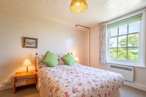 Honeypot Cottage, Falkenham: Bedroom with double bed
