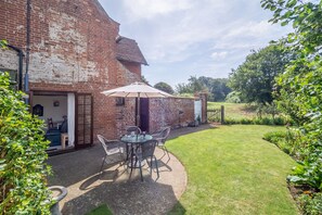 Honeypot Cottage, Falkenham: Enclosed courtyard garden with outdoor furniture