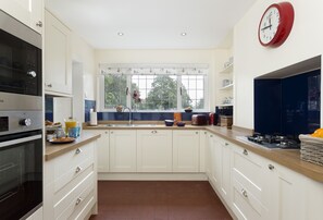 Ground floor: Modern and well-equipped kitchen