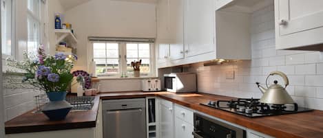 Fully equipped kitchen with dishwasher & washing machine