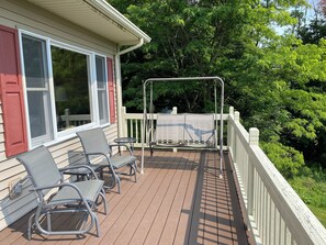 Relax on the porch swing! Enjoying the view of the valley.