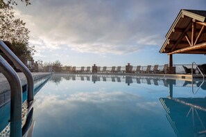 Outdoor Pool - Echota on the Ridge