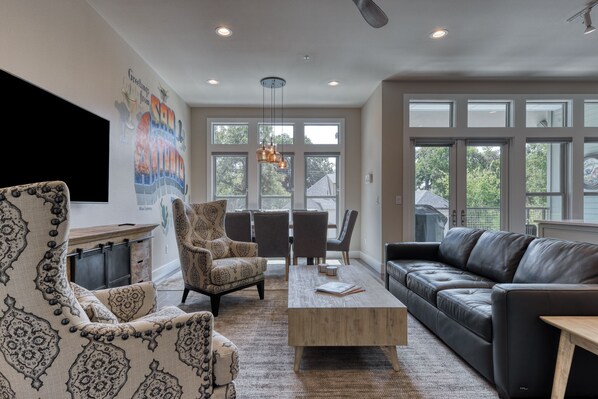 Modern Townhome in the heart of King William  - walk to Riverwalk, Convention Center, the Alamo and local restaurants.