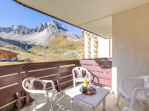 Meubles, Propriété, Table, Ciel, Bâtiment, Chaise, Ombre, Pot De Fleur, Montagne, Bois