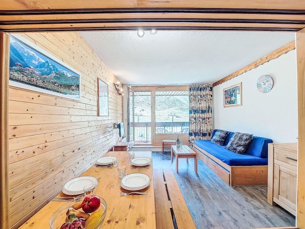 Table, Furniture, Property, Couch, Wood, Interior Design, Living Room, Architecture, Building, Flooring