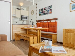 Table, Meubles, Propriété, Bois, Cadre, Cabinetry, Bâtiment, Design Intérieur, Sol, Sol