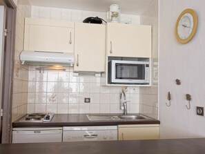 Cabinetry, Evier, Évier, Comptoir, Robinet, Propriété, Bâtiment, Luminaire Plomberie, Appareil De Cuisine, Cuisine