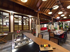Villa San - Kitchen, dining and media rooms