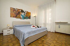 Chambre principale avec un lit double