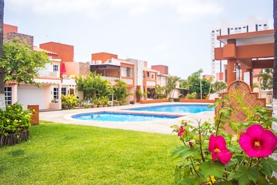 Vista a la piscina, a pasos de la playa ... Nuevo