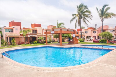 Vista a la piscina, a pasos de la playa ... Nuevo