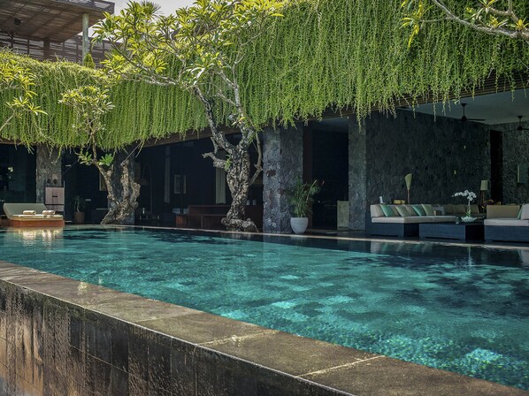 Villa Mana - Open spaces poolside
