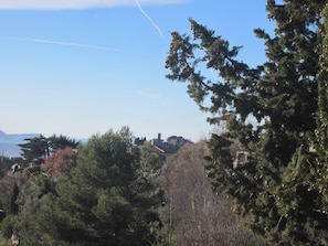 Vue sur le clocher du village de Cabris depuis la terrasse