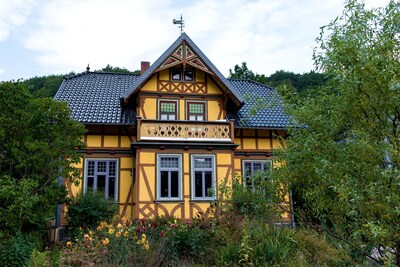 Landhaus Kunterbunt en el bosque y río con pollo y ovejas en el bosque de Turingia