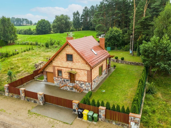 Plant, Building, Property, Window, Green, Sky, Tree, House, Natural Landscape, Cloud