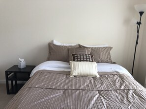 Guest bedroom 1 (Queen size bed)