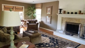 Living room w/fireplace