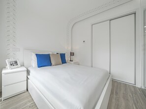 Chambre Ă coucher avec lit double