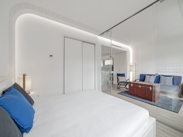 Chambre à coucher avec lit double