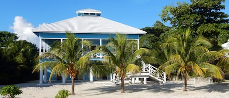 Welcome to the Coconut House at Treasure Beach Utila!